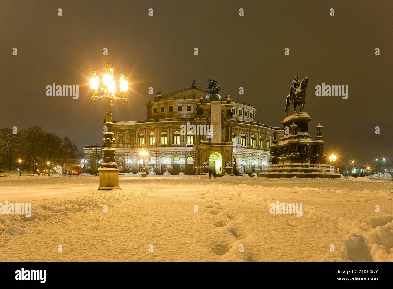 Place du Théâtre en hiver avec l'Opéra Semper Banque D'Images