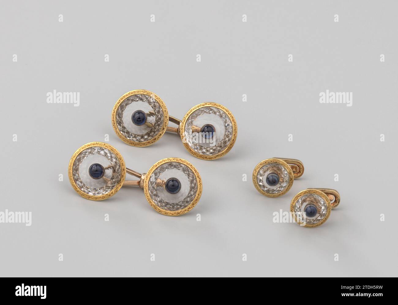 Paire de boutons de manchette et deux nœuds à bord, anonyme, c. 1890 - c. 1910 Facet a aiguisé des cristaux de roche avec des saphals bleus mis en or et en argent. Autriche-Hongrie or (métal). argent (métal). saphir (minéral). Meulage / facettage Facet a aiguisé les cristaux de roche avec des saphals bleus mis en or et argent. Autriche-Hongrie or (métal). argent (métal). saphir (minéral). meulage / facettage Banque D'Images