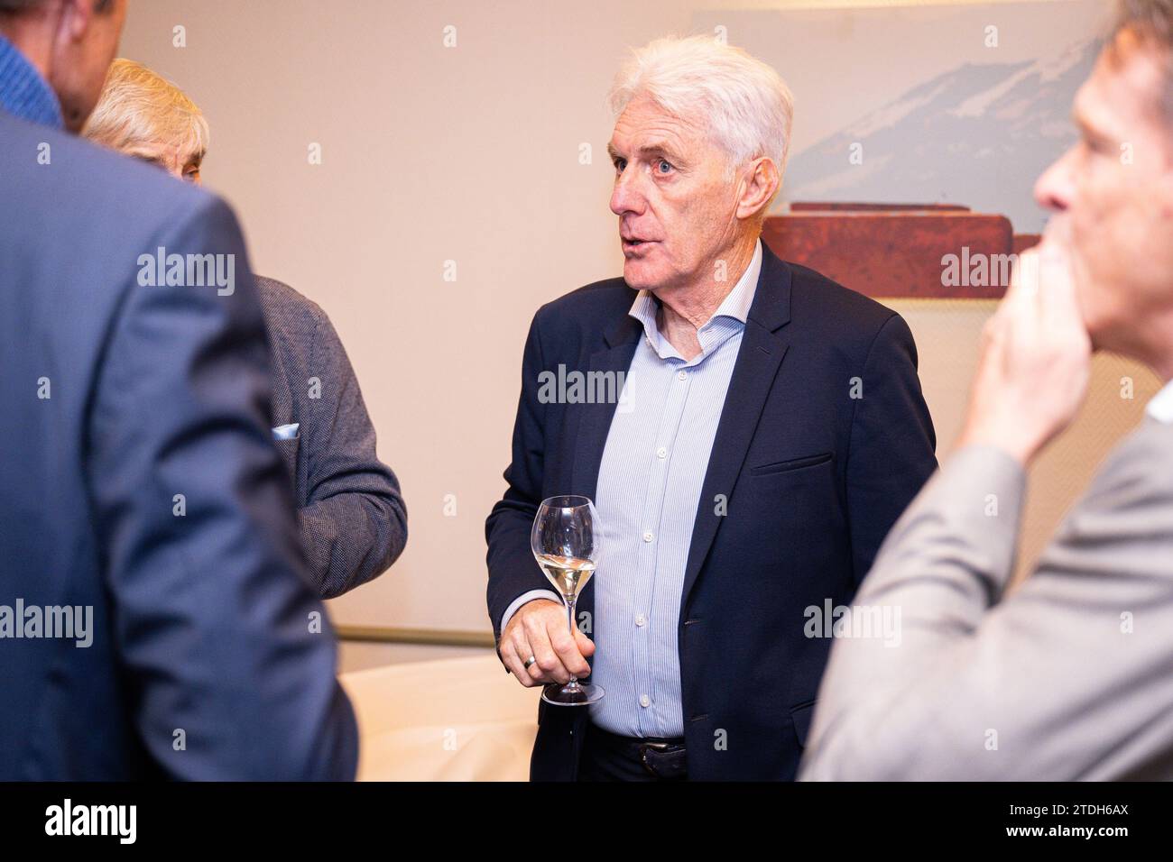 Bruxelles, Belgique. 18 décembre 2023. Hugo Broos photographié lors d'une cérémonie pour le Trophée Raymond Goethals et le Prix Dominique d'Onofrio, lundi 18 décembre 2023 à Bruxelles. Le Trophée Raymond Goethals est réservé aux entraîneurs belges, actifs en Jupiler Pro League ou à l’étranger. Le Prix Dominique d'Onofrio 2023 est réservé aux débutants de la Jupiler Pro League depuis la saison 2022-2023 et n'ayant plus que 20 ans au 31 décembre 2023. BELGA PHOTO LAURIE DIEFFEMBACQ crédit : Belga News Agency/Alamy Live News Banque D'Images