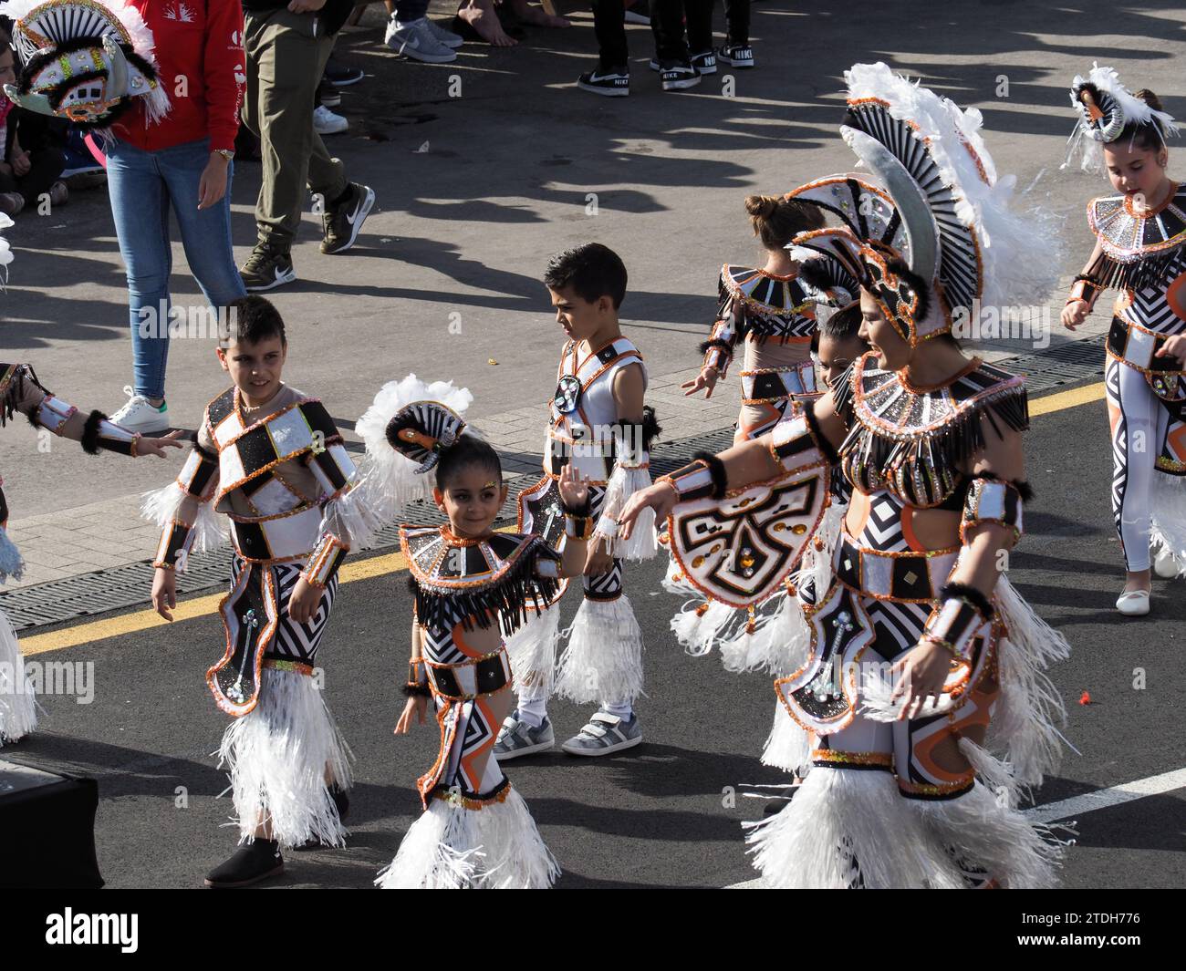 Tenerife, Espagne- 05 mars 2019 : célèbre Festival de Carnaval dans les rues de Santa Cruz de Tenerife, personnages et groupes au rythme des percussions. Banque D'Images