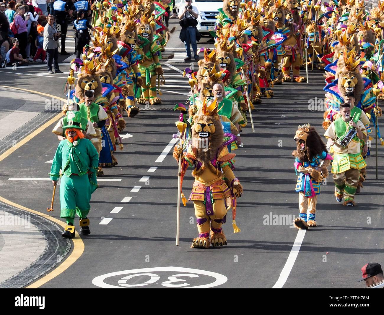 Tenerife, Espagne- 05 mars 2019 : célèbre Festival de Carnaval dans les rues de Santa Cruz de Tenerife, personnages et groupes au rythme des percussions. Banque D'Images