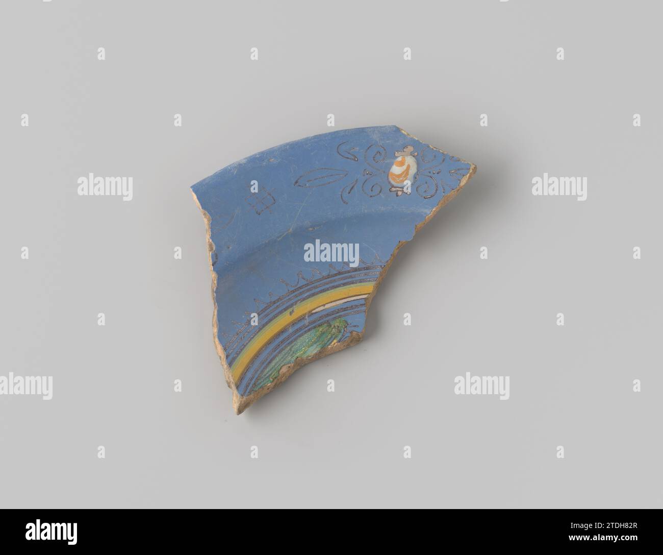 Sharf of ross - faïence de cuisson, avec glaçage bleu au sommet, décorée d'une peinture d'une fenêtre, de formes de fleurs stylisées et d'une partie d'un cercle en jaune, brun, orange et blanc, anonyme, 1600 - 1650 faïence des pays-Bas du Nord. Faïence majolique du nord des pays-Bas glacés. glaçage majolique Banque D'Images