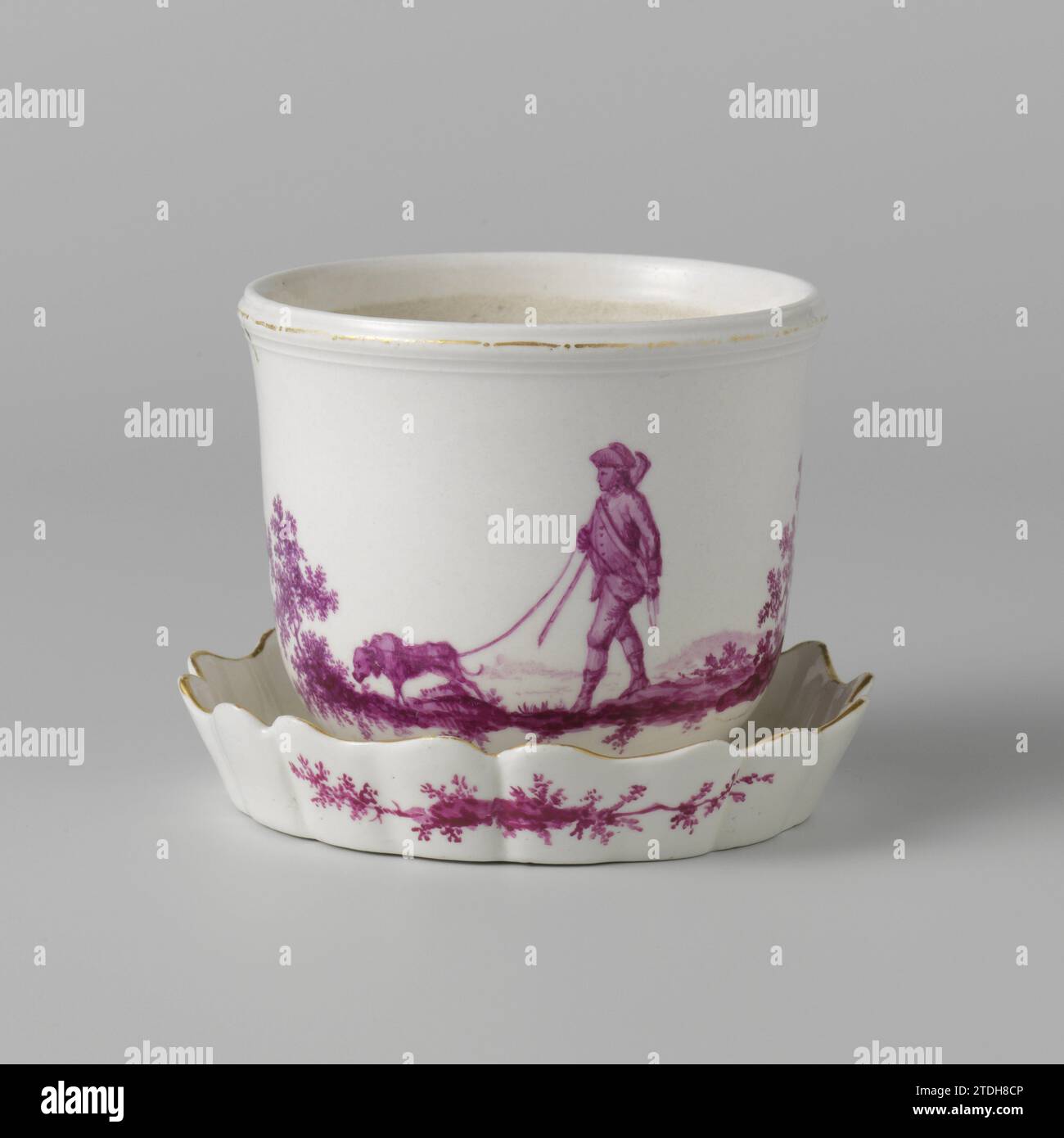 Pot de fleurs et Subtotel van porcelaine, Manufactuur Oud -Loosdrecht (possiblement), 1774 - 1784 peint en rouge betterave avec des paysages, sur le pot de fleurs avec un homme avec un chien. Loosdrecht (possible) porcelaine peinte en rouge betterave avec des paysages, sur le pot de fleurs avec un homme avec chien. Loosdrecht (possible) porcelaine Banque D'Images