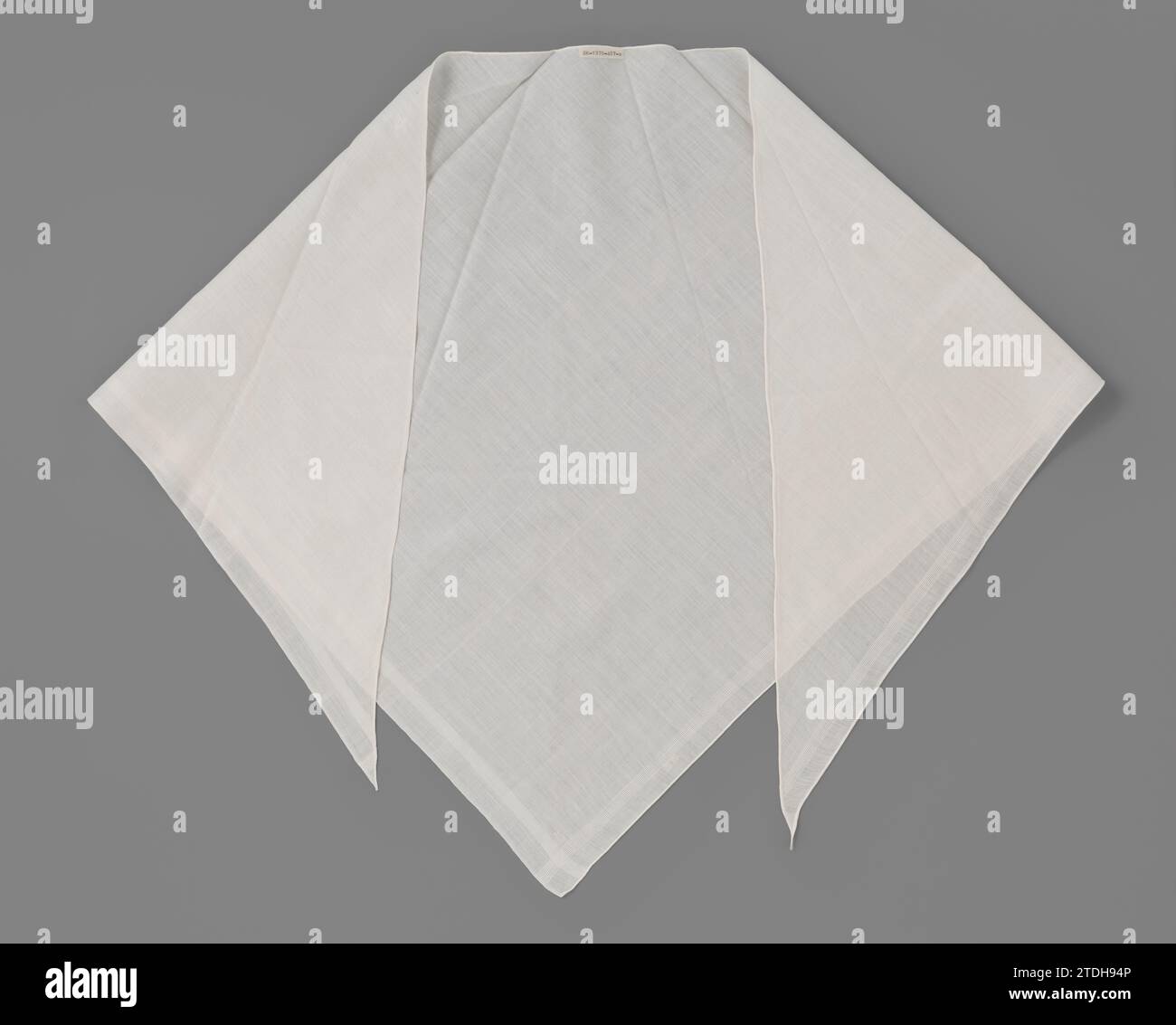 Fichu de coton, triangulaire, avec une bordure de tarte à rayures, anonyme, c. 1890 - c. 1900 Fichu en coton, triangulaire, avec une bordure de tarte à rayures. Modèle : un côté soie, deux autres ourlets plats. Travaillé en diagonale sur le fil. Dans la pointe avec de petits points Croix-Rouge (partiellement péri) marqués 'n s / 24' pour Mme H.M.A.F. (neuf) six-Bosch Reitz. Amsterdam (éventuellement) entier : coton (textile). Marque : Fichu en coton, triangulaire, avec une bordure de tarte à rayures. Modèle : un côté soie, deux autres ourlets plats. Travaillé en diagonale sur le fil. Dans la pointe avec de petits points de Croix-Rouge (partiellement péri) marque Banque D'Images