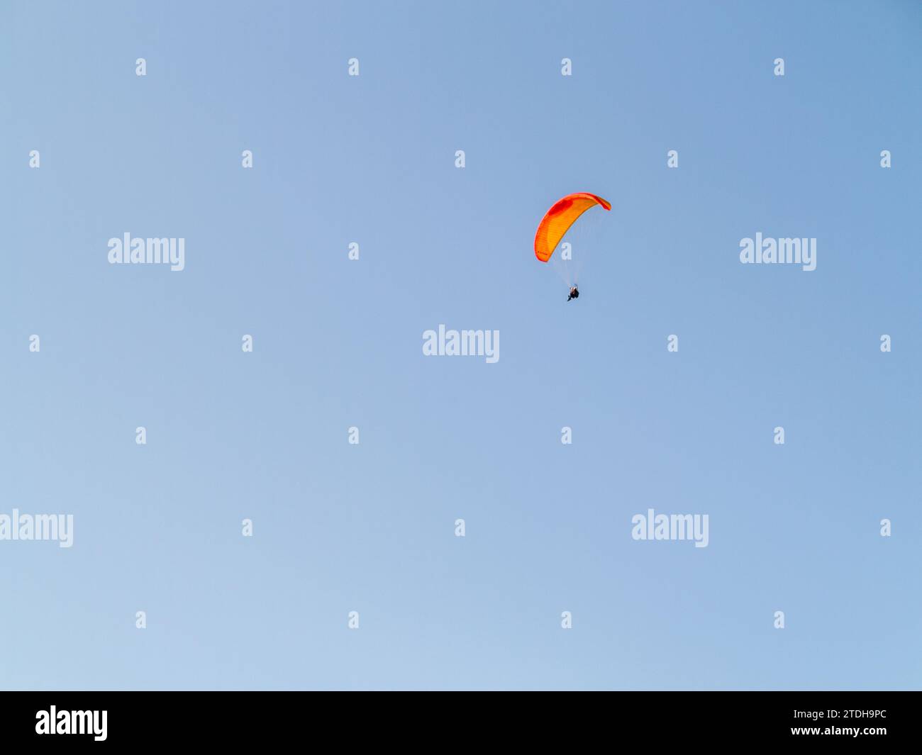 Parapente dans le ciel du Mont-St-Pierre. Mont-Saint-Pierre, Québec, Canada. Banque D'Images