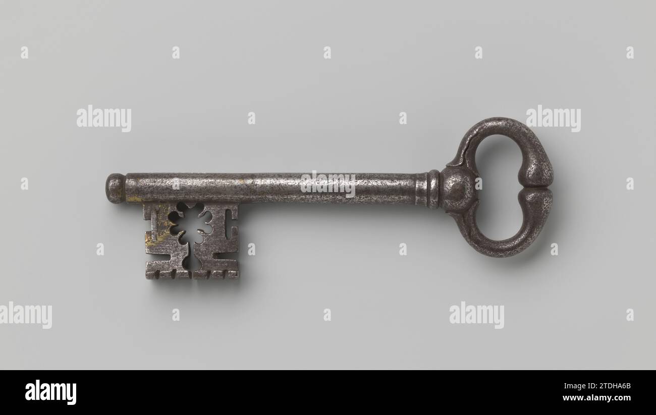 Key, c. 1600 Key dont l'oeil est formé de deux C-Voluten, qui finit au-dessus de vous et se fend en bas, tenez une balle. La tige est profilée en haut et se termine par un bouton en bas. La barbe a une coupe en forme de rosette. fer (métal) clé dont l'oeil est formé de deux C-Voluten, qui finit au-dessus de vous et fendu en bas, tenez une balle. La tige est profilée en haut et se termine par un bouton en bas. La barbe a une coupe en forme de rosette. fer (métal) Banque D'Images