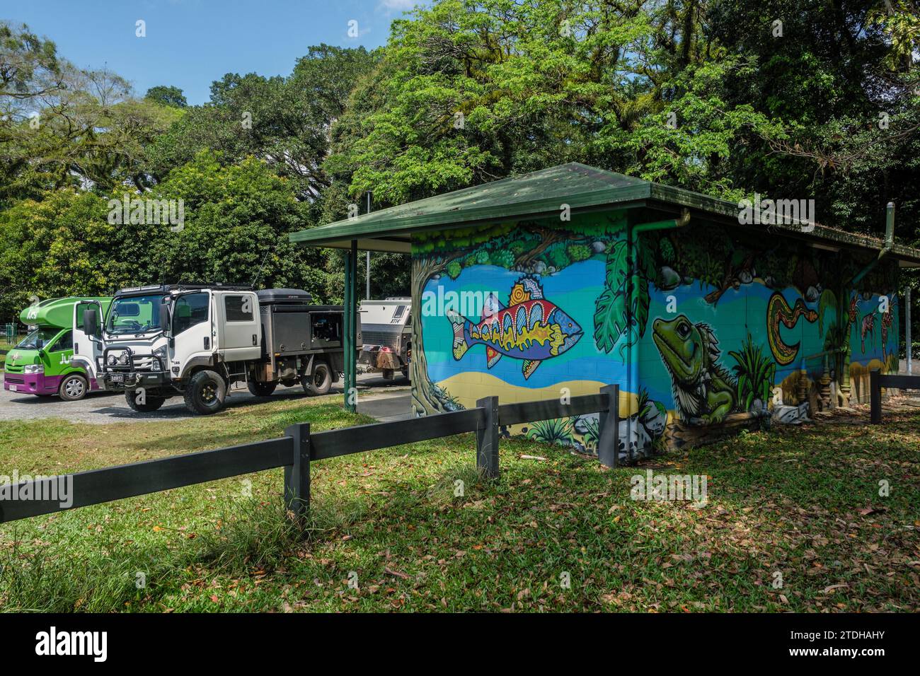 toilettes publiques peintes par des artistes indigènes locaux mettant en vedette la faune du Queensland, Rotary Park, Mossman, Queensland, Australie Banque D'Images