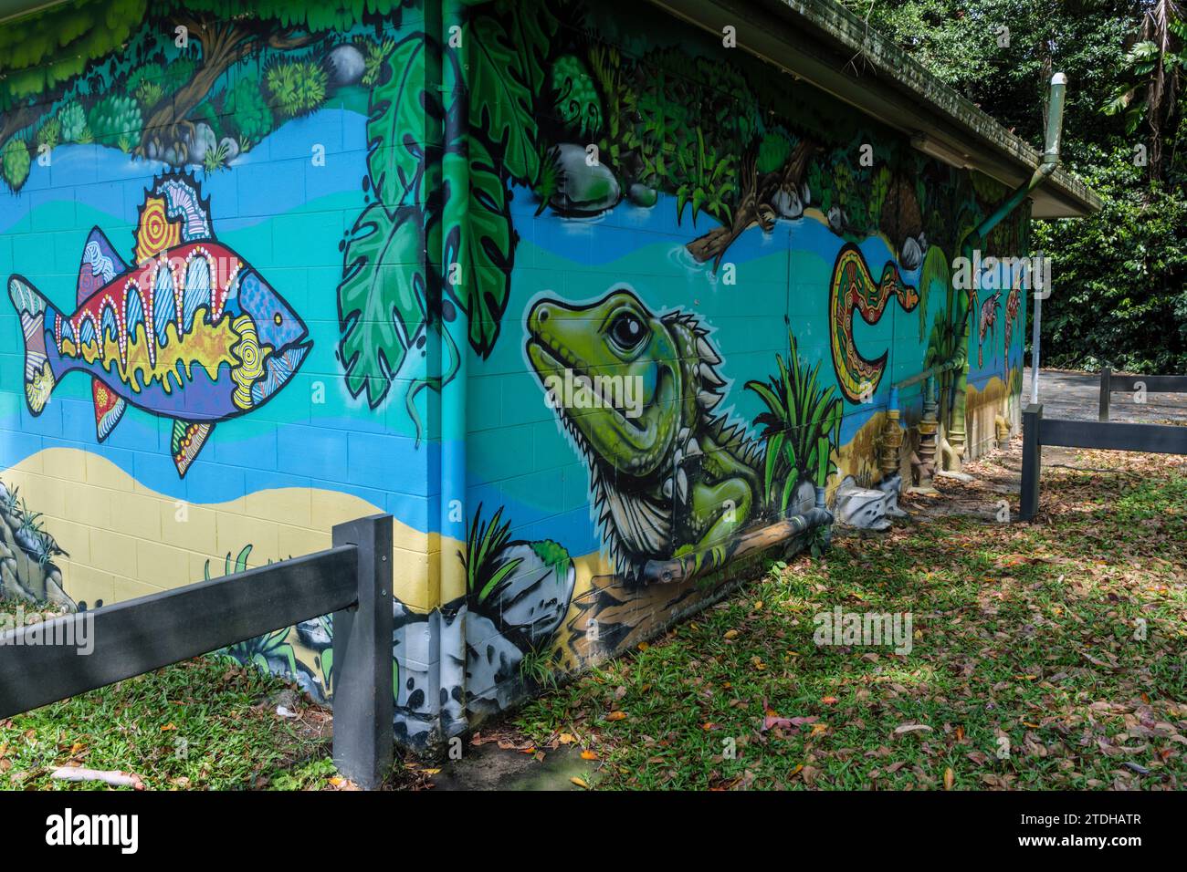 toilettes publiques peintes par des artistes indigènes locaux mettant en vedette la faune du Queensland, Rotary Park, Mossman, Queensland, Australie Banque D'Images