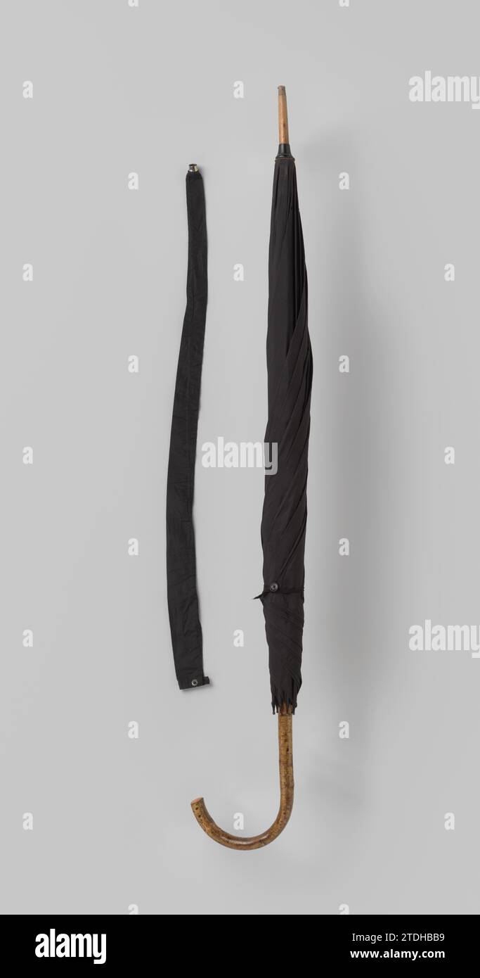 Parapluie avec terrasse en soie noire sur un coffre en bambou et poignée ronde de couleur bois avec couverture en soie noire, anonyme, c. 1900 - c. 1925 Paraplu pour hommes avec terrasse en soie noire. Unsurbed, avec huit nervures de fer peintes en noir. Une poignée ronde laquée de couleur bois sur le bâton de bambou, avec couverture en soie noire. Pays-Bas pont : soie. Baleinen : fer (métal). Stok : Bamboo. Poignée : bois (matière végétale). Bouton : Bamboo casting / coupe / coupe / laquage Paraplu pour hommes avec terrasse en soie noire. Unsurbed, avec huit nervures de fer peintes en noir. Une poignée ronde laquée de couleur bois sur le bâton de bambou, avec sil noir Banque D'Images