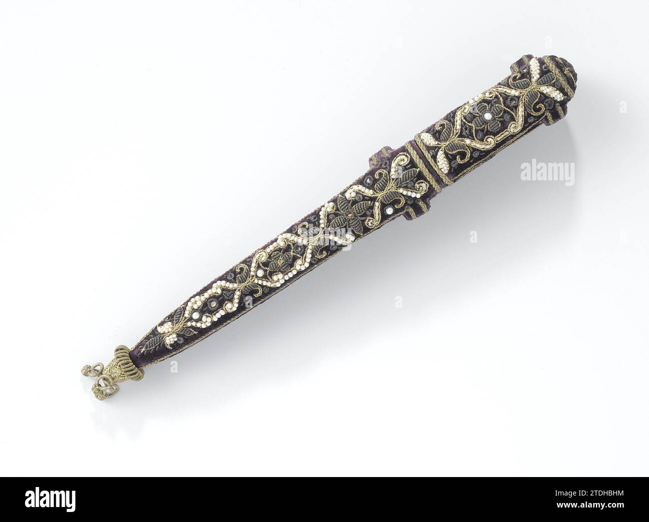 De forme allongée, effilée, fourrée d'un capuchon, en cuir divisé en trois compartiments, recouvert de velours violet et brodé de fils d'or et d'argent, perles d'eau douce, et les amateurs d'argent, anonyme, c. 1600 - c. 1625 poulain allongé, effilé avec chapeau, de cuir divisé en trois compartiments, recouvert de velours violet et brodé de fil d'or et d'argent, perles d'eau douce, et les amateurs d'argent. Le haut de la tige est non fermé et sur le devant et le dos avec une impression dorée avec emblème : un cœur brûlant, deux mains enchevêtrées et un crâne entouré d'oiseaux (?) Ou insectes (?). Les côtés Banque D'Images