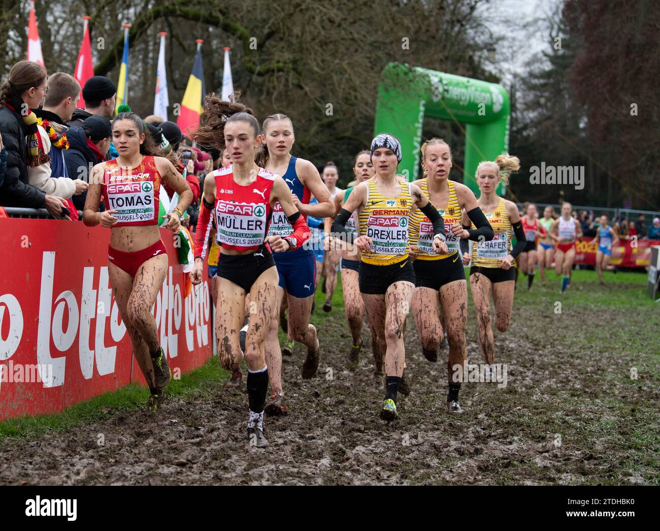 Franziska Drexler et Carolin Hinrichs, d’Allemagne, concourent dans la course féminine U20 aux Championnats d’Europe de cross-country SPAR, Laeken Park en B. Banque D'Images