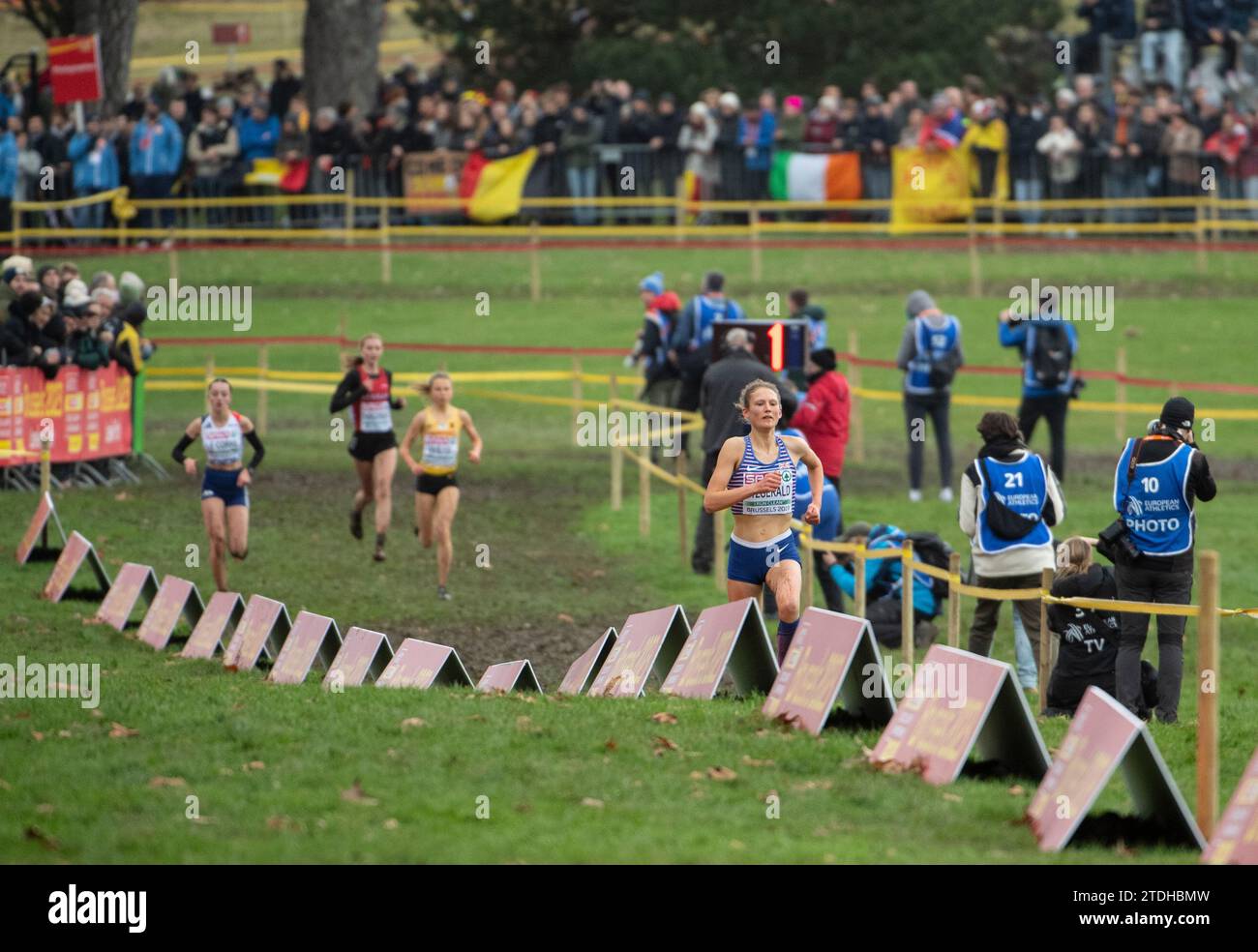 Innes Fitzgerald de Grande-Bretagne et ni en compétition dans la course féminine U20 aux Championnats d’Europe de cross-country SPAR, Laeken Park à Bruxelles, BE Banque D'Images