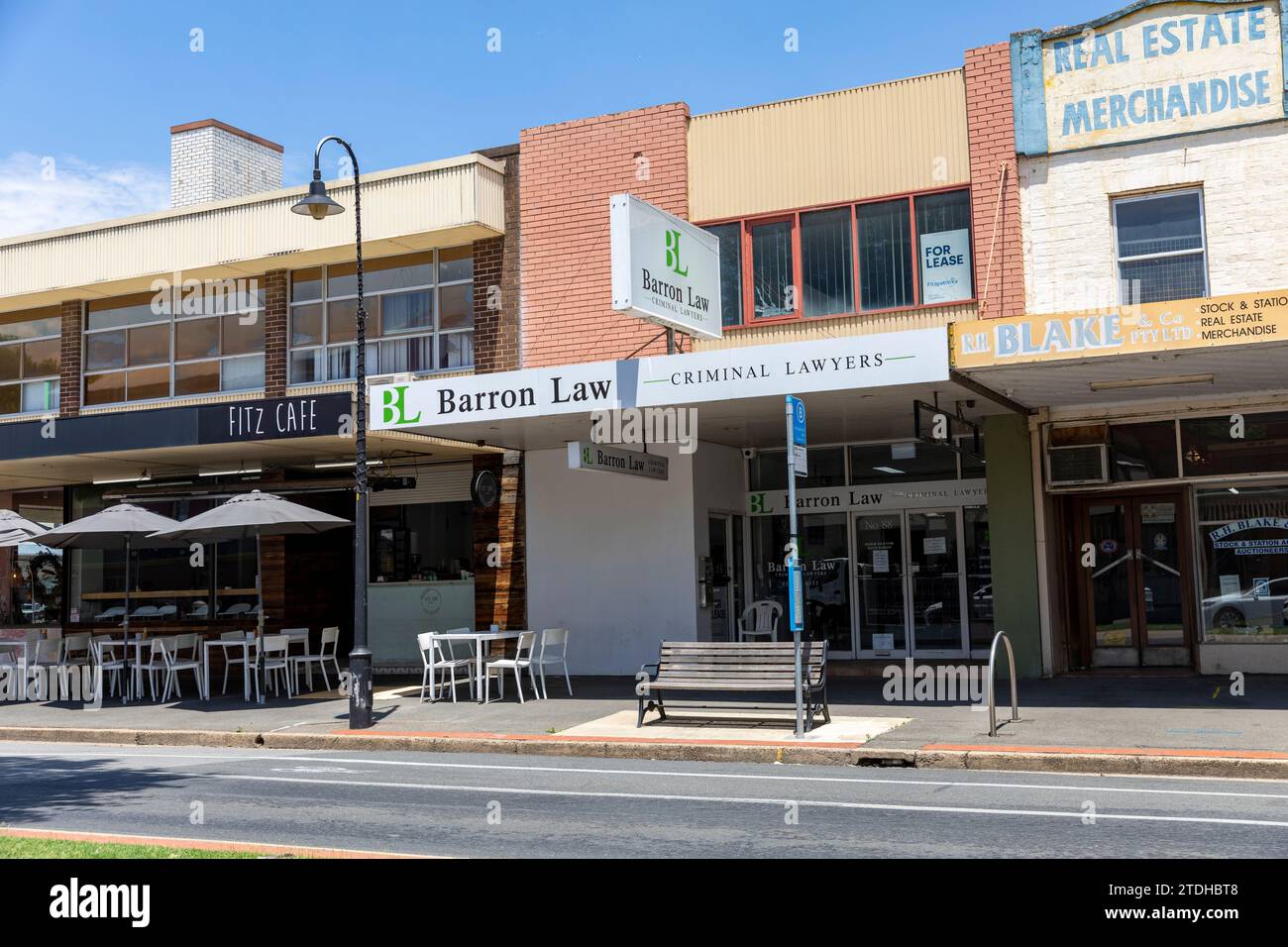 Wagga Wagga ville en Australie, rue principale avec café et bureaux d'avocats criminels, NSW, Australie Banque D'Images