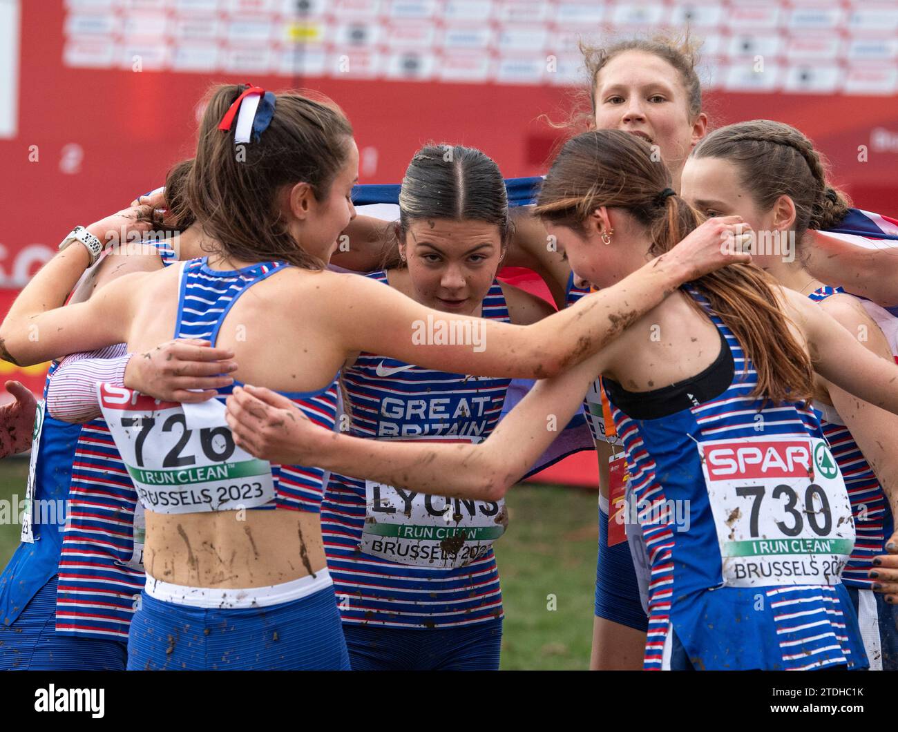 Innes Fitzgerald de Grande-Bretagne et ni célébrant sa victoire dans la course féminine U20 aux Championnats d’Europe de cross-country SPAR, Laeken Park au BR Banque D'Images