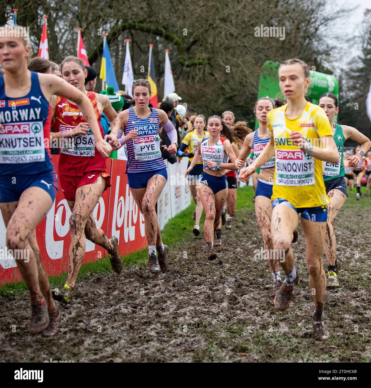 Katie Pye de Grande-Bretagne et ni en compétition dans la course féminine U20 aux Championnats d’Europe de cross-country SPAR, Laeken Park à Bruxelles, Belgique o Banque D'Images