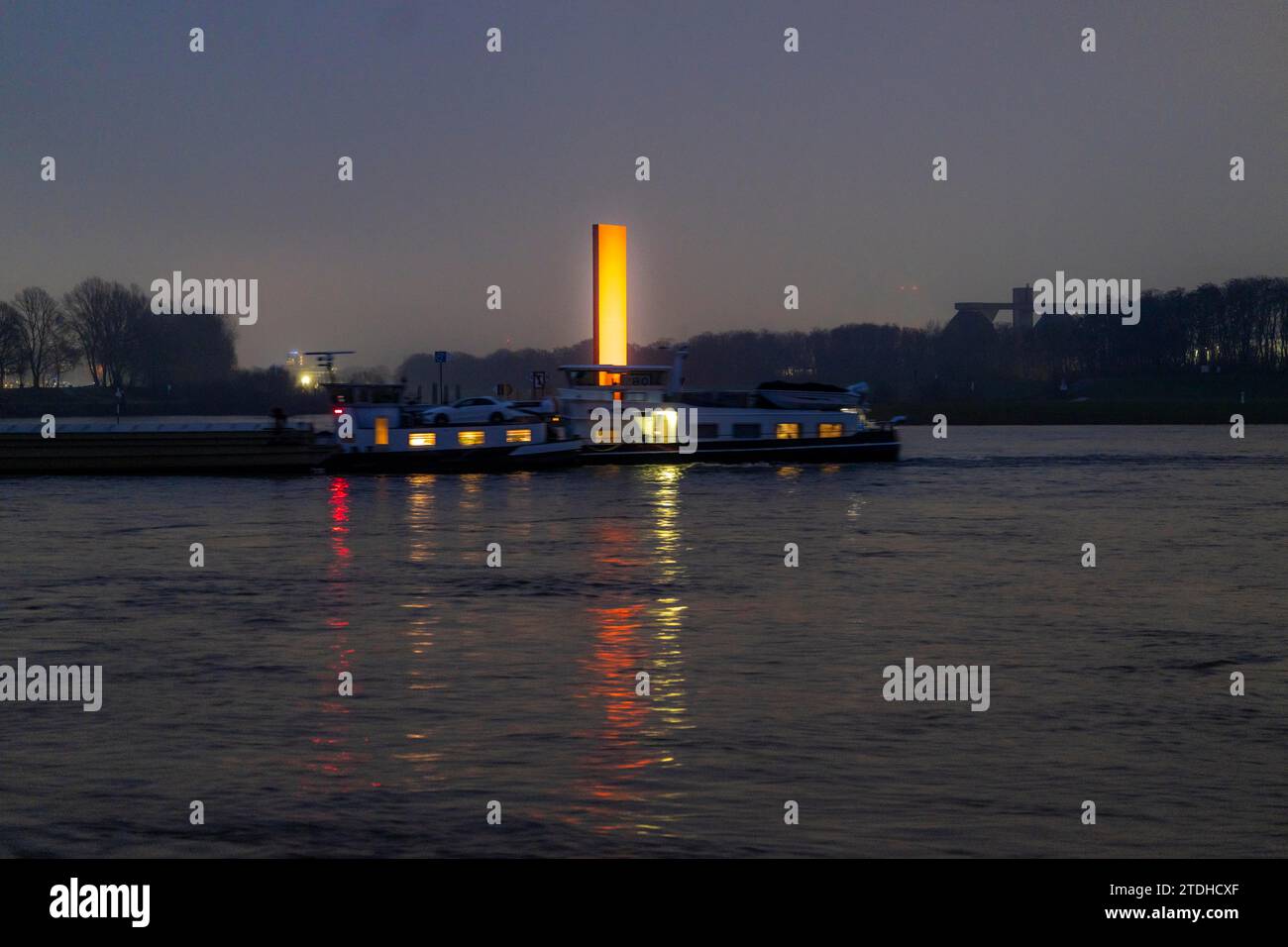 Sculpture Rhin orange, à l'embouchure de la Ruhr dans le Rhin, dalle d'acier symbolique de couleur orange, au kilomètre Rhin 780, Duisburg, NRW, Allemagne, Banque D'Images