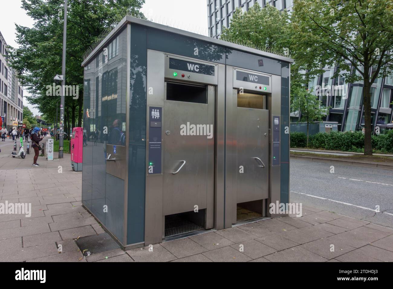 Toilettes publiques dans le trottoir de la Reeperbahn dans le quartier Spielbudenplatz (St Pauli) de Hambourg, Allemagne. Banque D'Images
