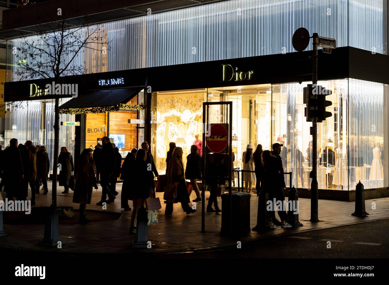 Shopping de Noël sur Königsallee, lumières de Noël, boutiques de luxe, Dior, dans le centre-ville de Düsseldorf, NRW, Allemagne Banque D'Images