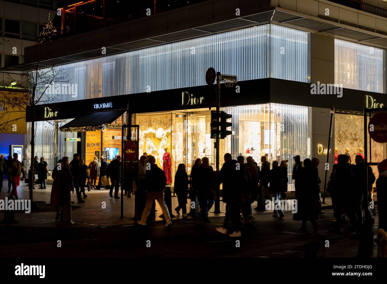Shopping de Noël sur Königsallee, lumières de Noël, boutiques de luxe, Dior, dans le centre-ville de Düsseldorf, NRW, Allemagne Banque D'Images