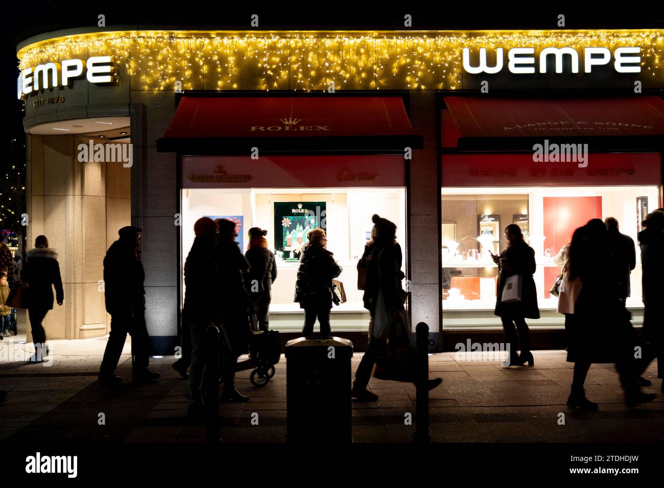 Shopping de Noël sur Königsallee, Kö, lumières de Noël, boutiques de luxe, dans le centre-ville de Düsseldorf, NRW, Allemagne, bijoutier, Wempe, Banque D'Images