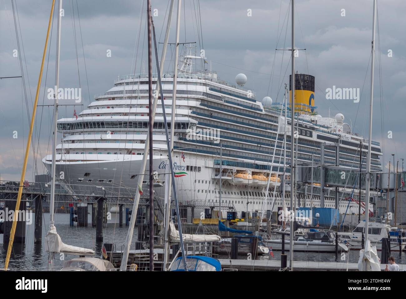 Le bateau de croisière Costa Firenze amarré dans le terminal de croisière Ostseekai, Kiel, Allemagne. Banque D'Images