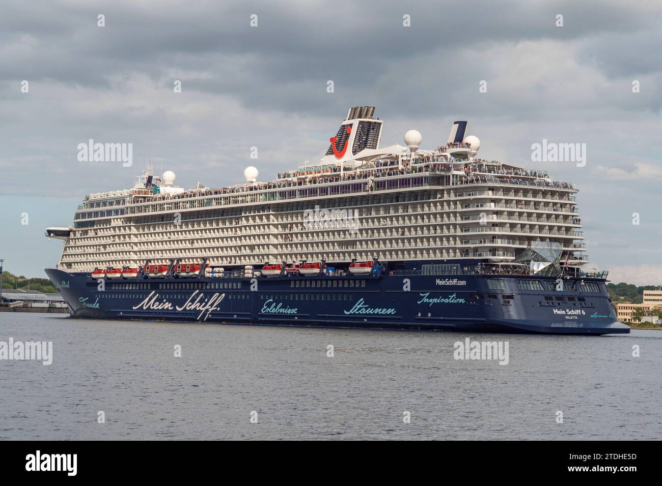 Le Mein Schiff 6 (croisières TUI) naviguant loin du terminal de croisière Ostseekai, Kiel, Allemagne. Banque D'Images