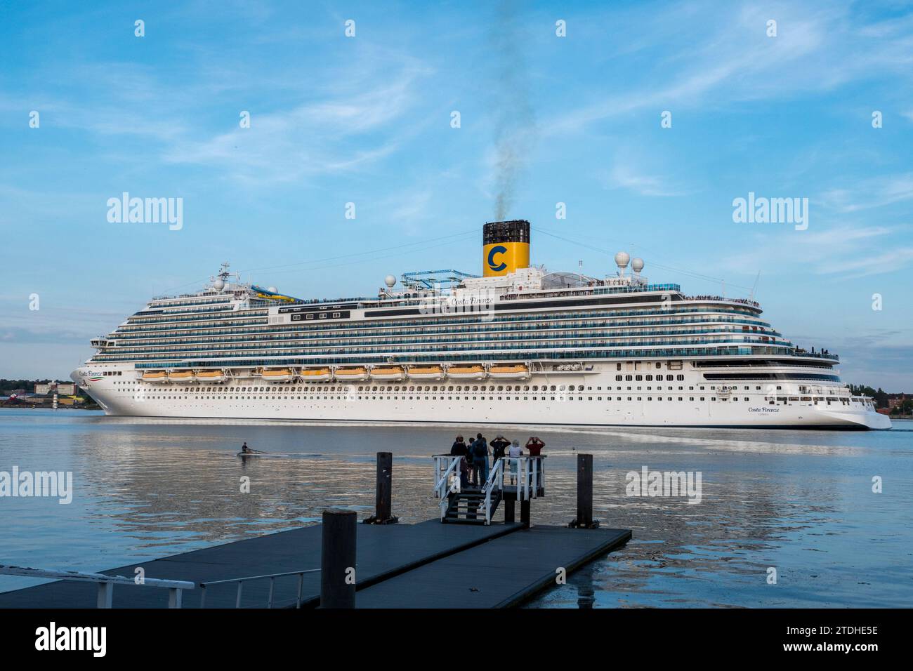 Le bateau de croisière Costa Firenze naviguant loin du terminal de croisière Ostseekai, Kiel, Allemagne. Banque D'Images