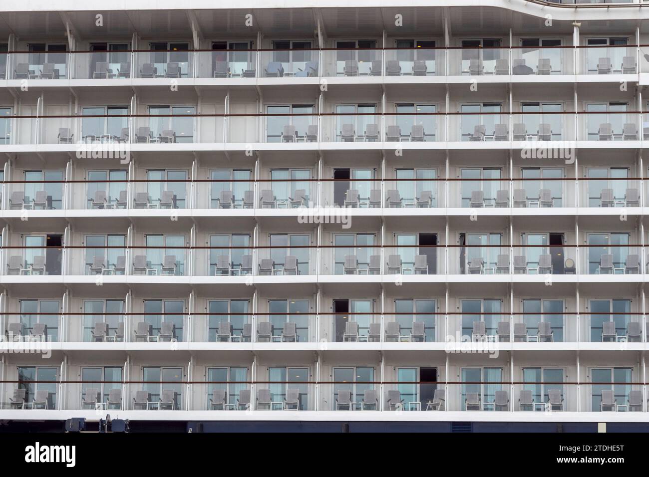 Gros plan des cabines avec balcon sur le Mein Schiff 6 (TUI Cruises) amarrées dans le terminal de croisière Ostseekai, Kiel, Allemagne. Banque D'Images