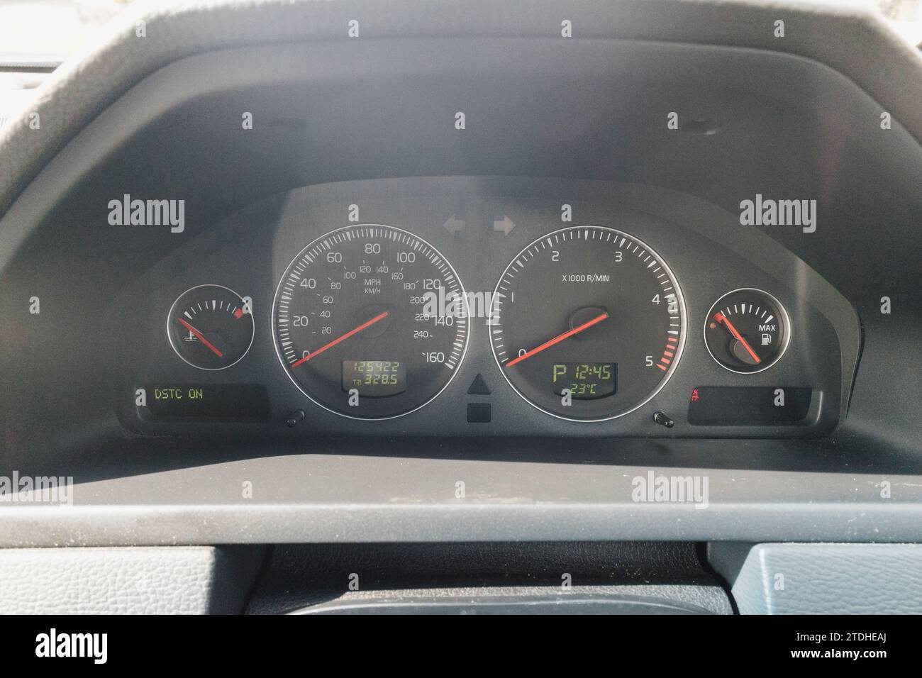 Photos d'un grand 4x4 Volvo XC90 SUV garé sur une allée britannique de banlieue Banque D'Images