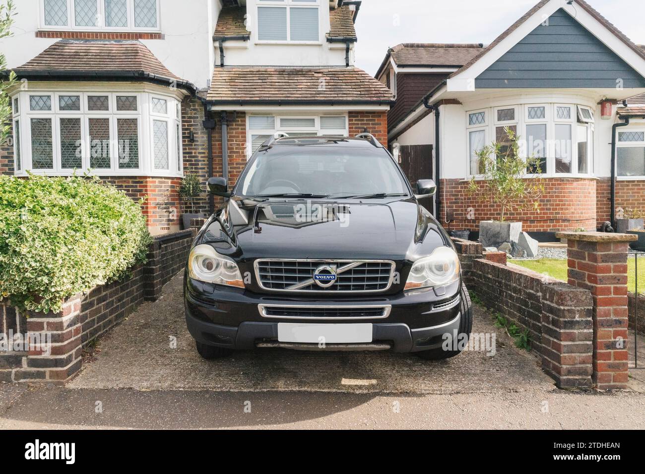 Photos d'un grand 4x4 Volvo XC90 SUV garé sur une allée britannique de banlieue Banque D'Images