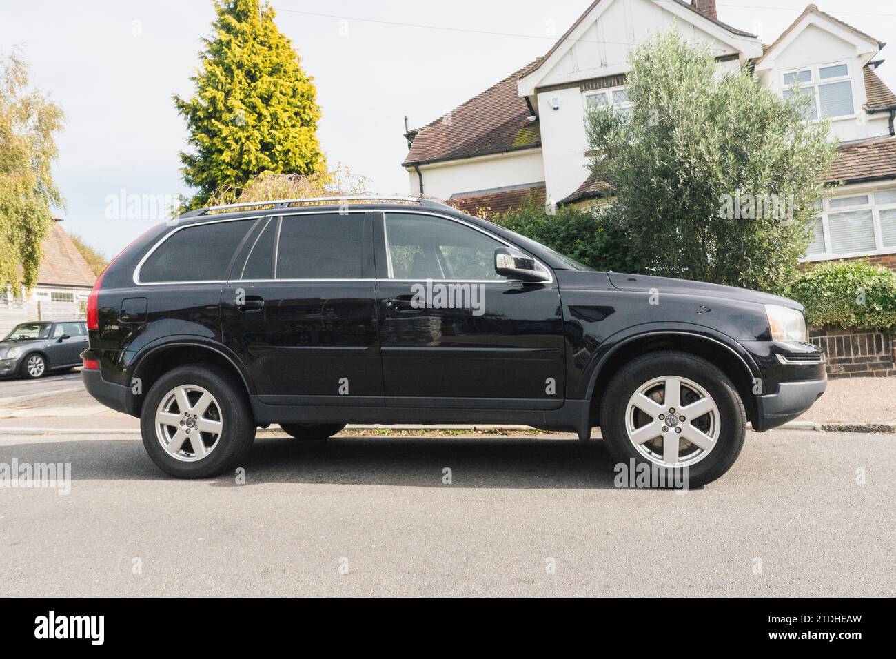 Photos d'un grand 4x4 Volvo XC90 SUV garé sur une allée britannique de banlieue Banque D'Images