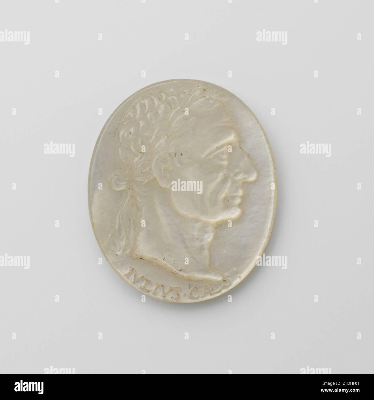Jules César, anonyme, c. 1700 - c. 1800 Un médaillon de perle, sur lequel une image est découpée d'un empereur romain, avec l'écriture de bord : Ivlivs CAES. Pays-Bas (peut-être) nacre Un médaillon de perle, sur lequel une image est découpée d'un empereur romain, avec une écriture de bord : Ivlivs CAES. Pays-Bas (peut-être) nacre Banque D'Images