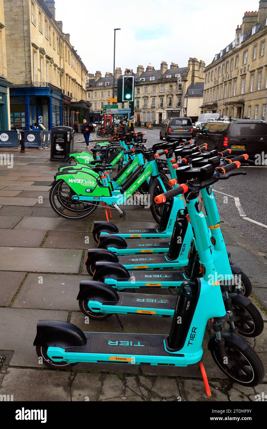 Vélos électriques WestBike et scooters alignés à la location. Décembre 2023 Banque D'Images