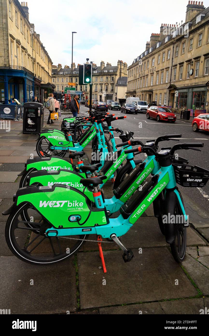 Vélos électriques WestBike et scooters alignés à la location. Décembre 2023 Banque D'Images