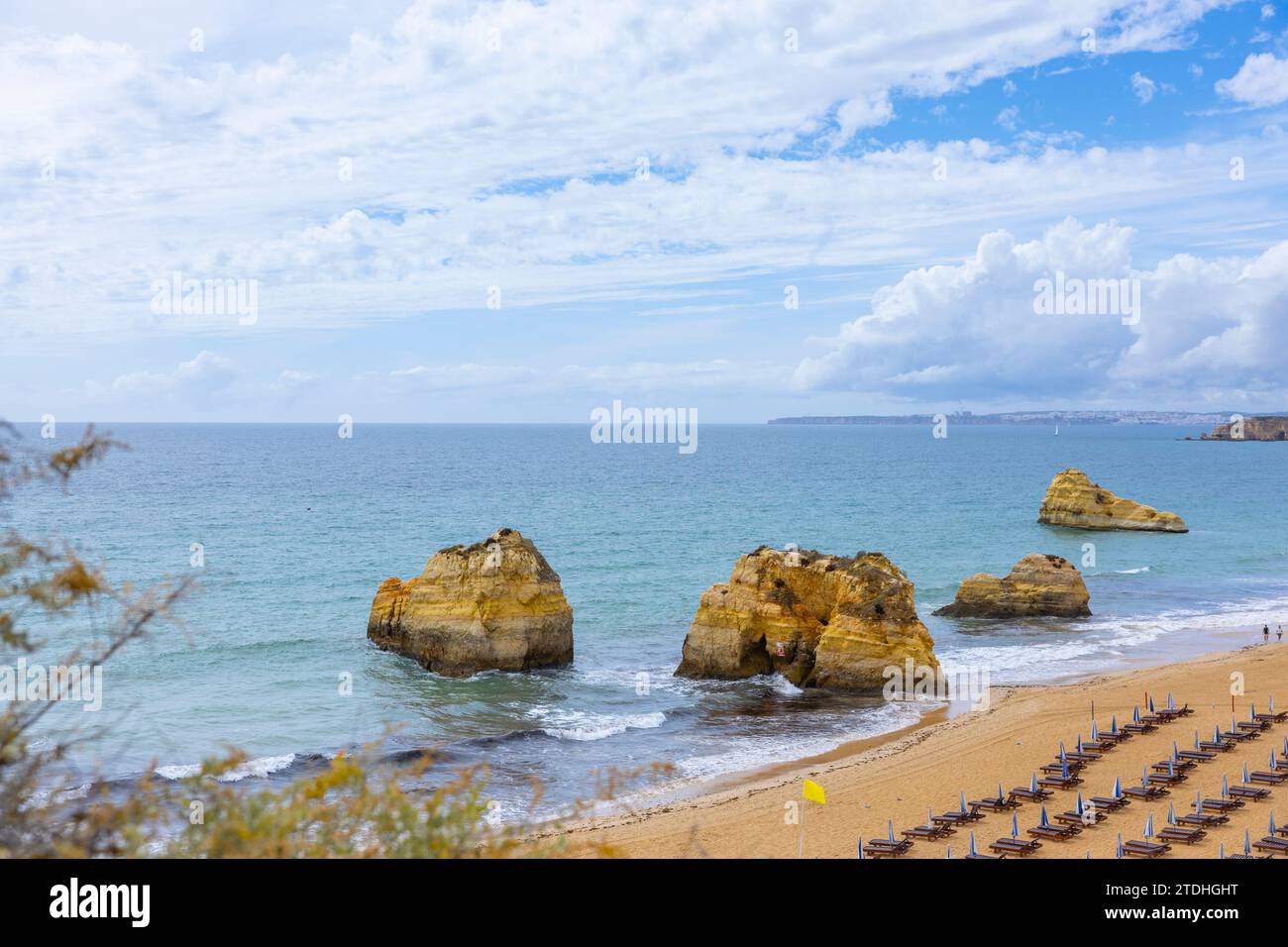 Vue sur la plage de Tree Castles (Praia dos Tres Castelos). Portimao, Algarve, Portugal. Banque D'Images