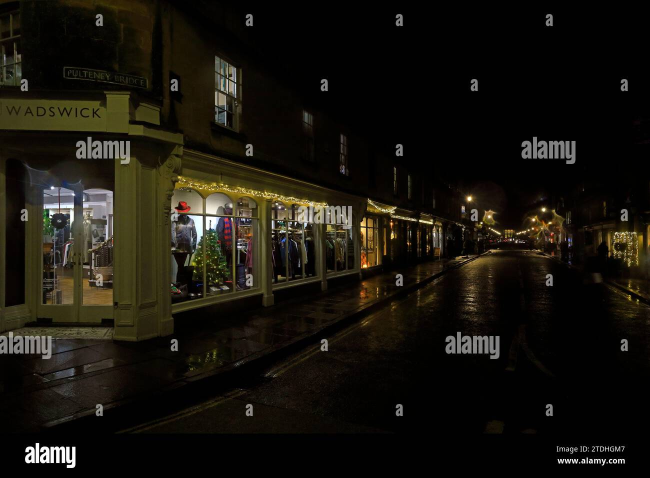 Pulteney Bridge, Bath, Somerset avec des boutiques et des lumières de Noël prises la nuit après l'heure de fermeture. Décembre 2023 conçu par Robert Adam Banque D'Images