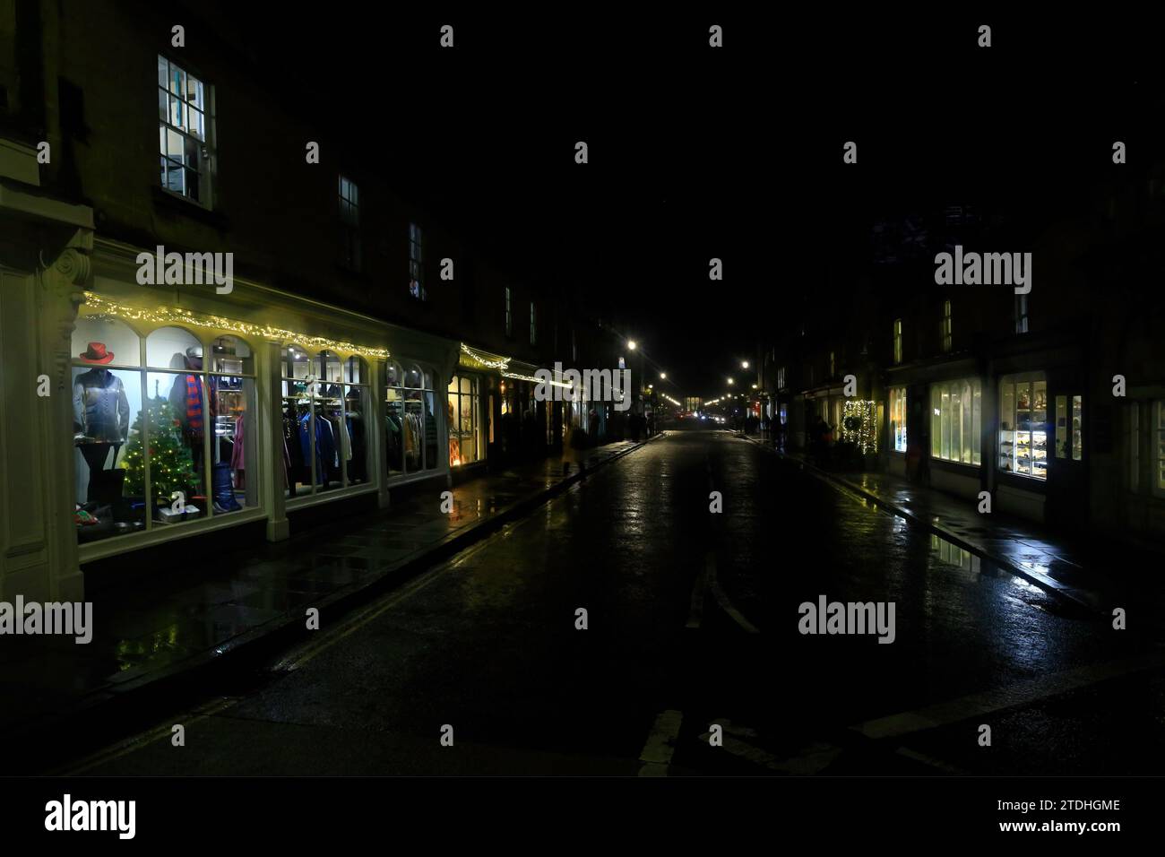 Pulteney Bridge, Bath, Somerset avec des boutiques et des lumières de Noël prises la nuit après l'heure de fermeture. Décembre 2023 conçu par Robert Adam Banque D'Images