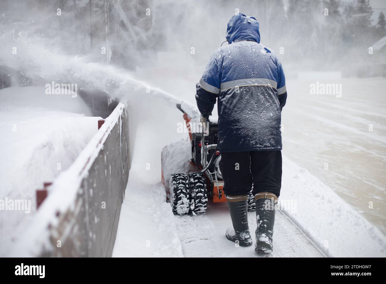 Équipement de déneigement au stade. Nettoyage de glace. Déneigement pour jouer au hockey. Machine de projection de neige. Banque D'Images