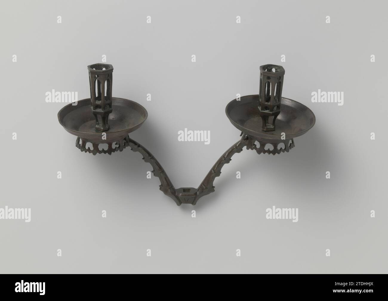 Partie d'une couronne de bougie en laiton, anonyme, 1475 - 1485 les deux armures avec des crabes décorés turner est fourni avec le signe III au début. Le bras gauche est marqué avec trois points à l'oeil, le bras droit avec trois encoches. Les collecteurs de graisse sont ronds et sont décorés en haut et en bas avec de fines bagues rainurées. Ils ont un bord vertical holide et droit incliné, qui se transforme en une décoration dentelée au fond. Le turner est marqué sur le début V, le bras gauche est marqué à l'oeil avec quatre points, le bras criminel V. les collecteurs de graisse ont au-dessus des signes V et cinq points. TH Banque D'Images