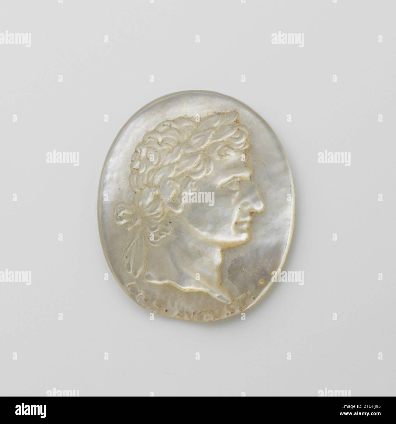 Auguste, anonyme, c. 1700 - c. 1800 Un médaillon de perle, sur lequel une image est découpée d'un empereur romain, avec écriture de bord : : CAES. AVGVST. Pays-Bas (peut-être) nacre Un médaillon de perle, sur lequel une image est découpée d'un empereur romain, avec écriture de bord : : CAES. AVGVST. Pays-Bas (peut-être) nacre Banque D'Images