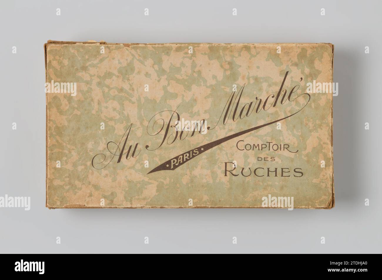 Boîte avec couvercle en carton recouvert de papier arrosé, c. 1890 - c. 1930 boîte avec couvercle en carton recouvert de papier arrosé, à l'intérieur de la boîte il y a deux rubans roses, fixés dans les coins. Paris doos : carton. Peluches : matériaux textiles boîte avec couvercle en carton recouvert de papier arrosé, à l'intérieur de la boîte il y a deux rubans roses, fixés dans les coins. Paris doos : carton. peluches : matières textiles Banque D'Images