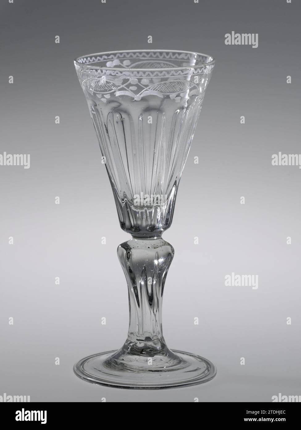 Verre de calice avec un bord d'ornement, anonyme, c. 1725 - c. 1775 verre de calice avec tribu de balustres polygonaux dans lequel une bulle allongée. Calice à facettes non coupées au-dessus duquel un bord à dentelle aiguisée. Verre Bohemia verre soufflant verre Calice avec tribu balustre polygonal dans lequel une bulle allongée. Calice à facettes non coupées au-dessus duquel un bord à dentelle aiguisée. Soufflage de verre Bohemia Banque D'Images