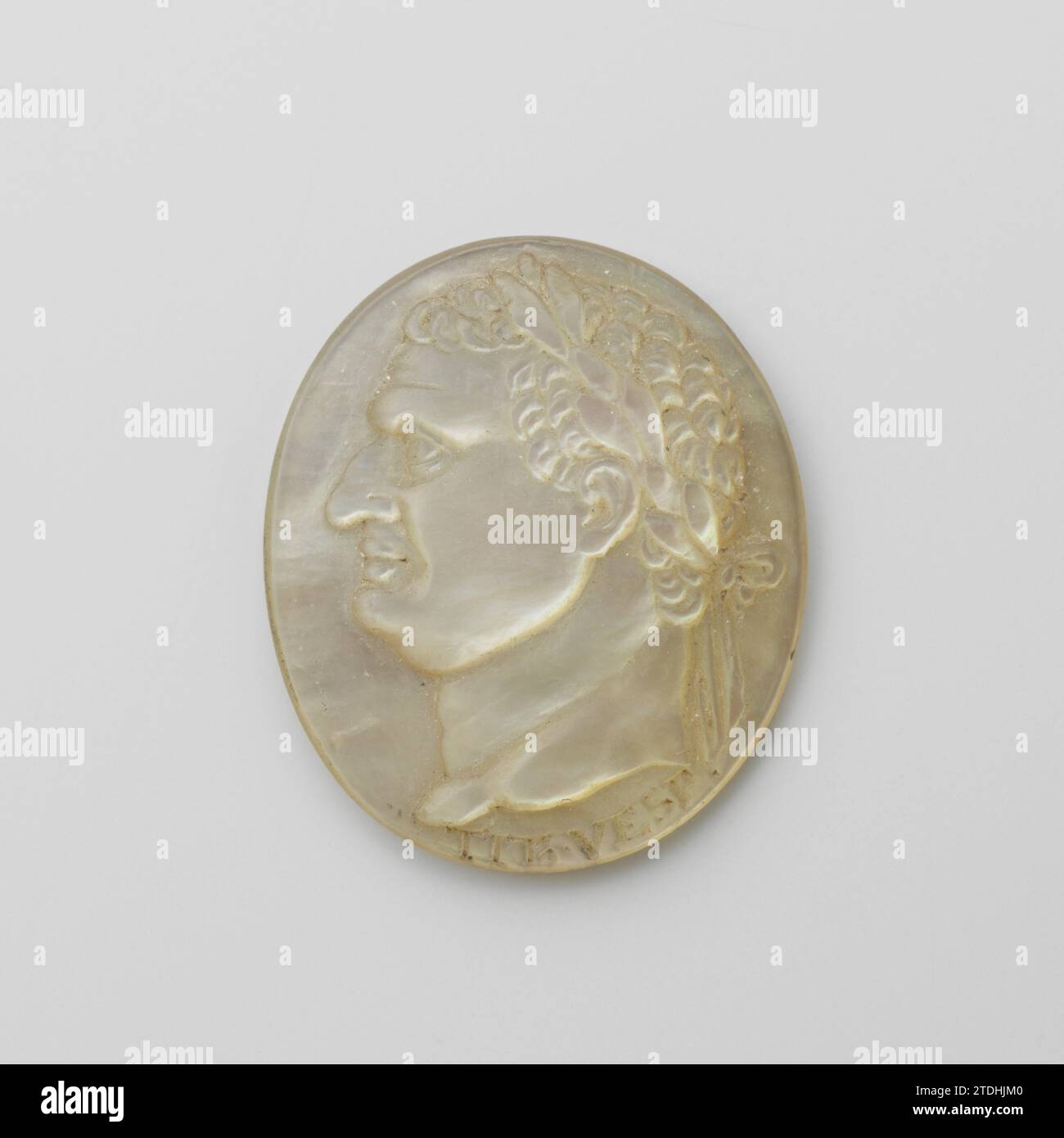 Titus Flavius Vespasien, Anonyme c. 1700 - c. 1800 Un médaillon de perle, sur lequel une image est découpée d'un empereur romain, avec bord : Vespasi. Pays-Bas (peut-être) nacre Un médaillon de perle, sur lequel une image est découpée d'un empereur romain, avec bord : Vespasi. Pays-Bas (peut-être) nacre Banque D'Images