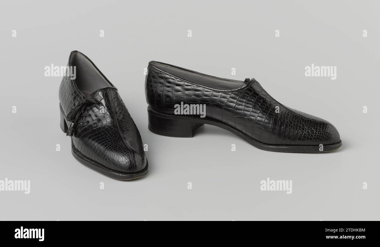 Paire de chaussures à lacets, A. van Goethem, c. 1930 - c. 1950 entrée de gamme droite en cuir de crocodile noir avec soudure asymétrique de laçage. Modèle : une couture droite passe de l'avant-pied au cou-de-pied. Fendre à l'extérieur du couvercle. Talon droit bas. Entièrement doublé de cuir gris. Semelle intérieure avec imprimé doré. Décoration : la fente dans la moitié droite de la couverture est fermée avec une dentelle noire en tissu avec des brosses en cuir de crocodile noir. Adresse (sur la semelle intérieure) : A. van Goethem 15 rue de Namur/ Prés la place Royale Bruxelles. NOTE : dans la chaussure gauche est écrit à l'encre : 127592/4633. Bruxelles tout entier : Leath Banque D'Images