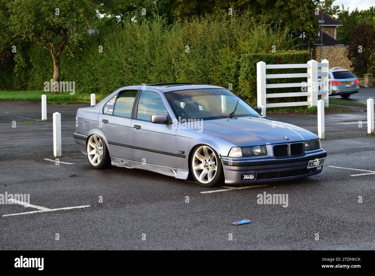 Une BMW série 3 1995 personnalisée gris clair stationnée à White Waltham Airfield Banque D'Images