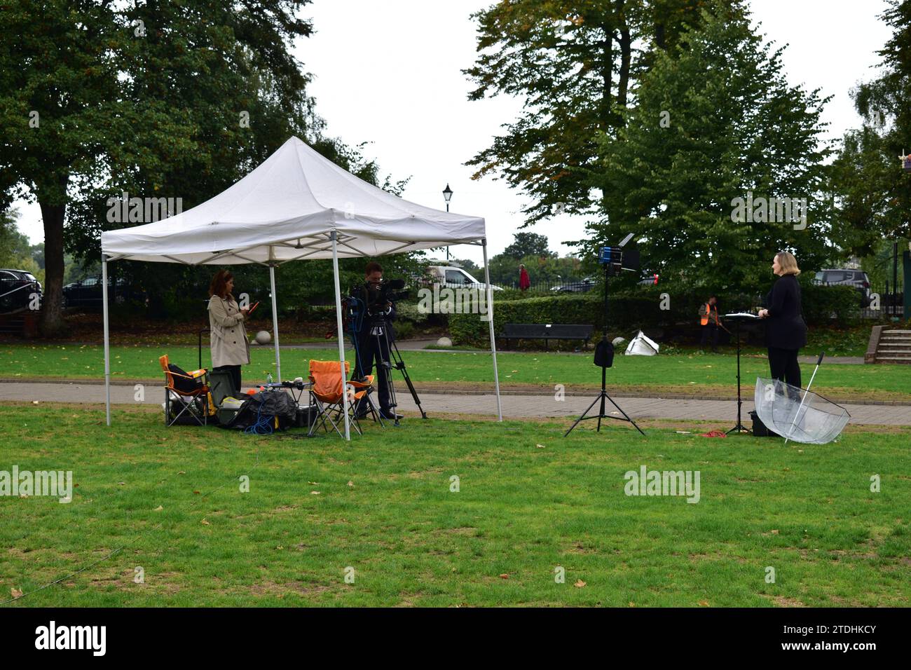 Une équipe de nouvelles rapporte la mort de la reine Elizabeth II dans un parc près du château de Windsor Banque D'Images