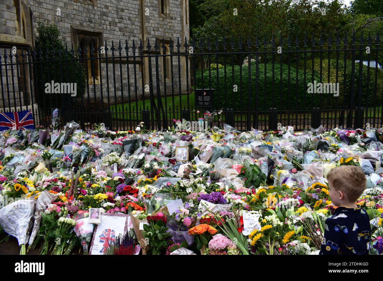 Une grande quantité de bouquets de fleurs ont été déposés à la porte du château de Windsor en mémoire de la reine Elizabeth II Banque D'Images