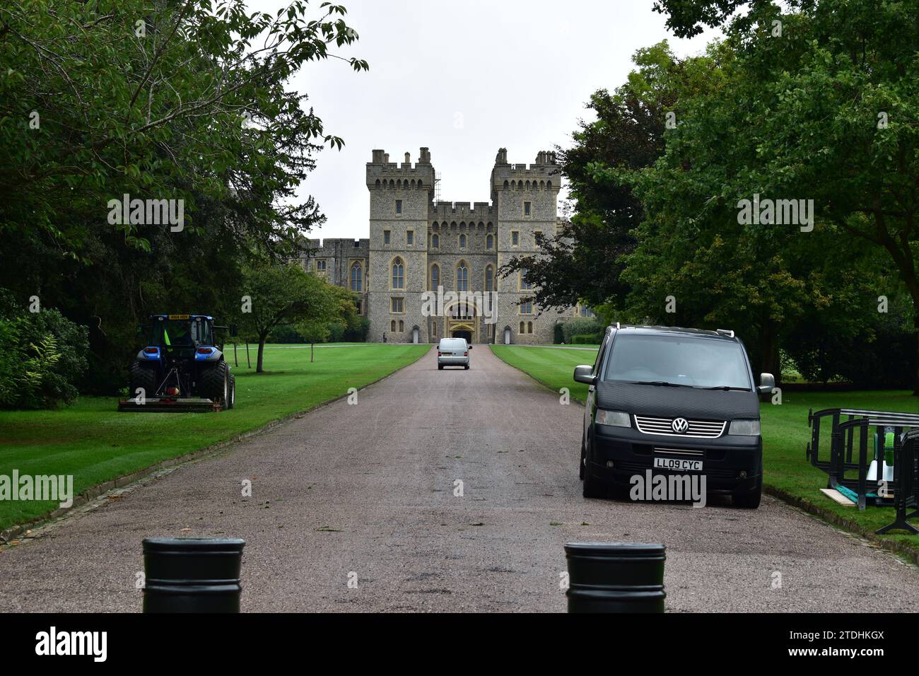 Une camionnette grise conduisant sur la route qui mène à l'entrée principale du château de Windsor Banque D'Images