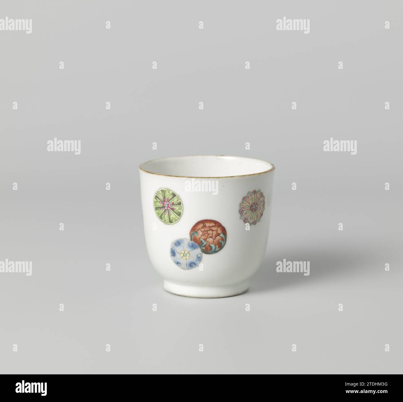 Tasse droite avec fleurs stylisées éparses, anonyme, c. 1840 - c. 1860 tasse en porcelaine avec paroi droite, peinte sur la glaçure en bleu, rouge, rose, vert, jaune et noir. Sept fleurs lâches et stylisées. Marqué sur le dessous avec la marque de sceau à six caractères de l'empereur Qianlong. Une puce dans le bord de la tête. Famle Rose. Porcelaine de Chine. glaçage. Peinture / vitrification coupe en porcelaine avec paroi droite, peinte sur la glaçure en bleu, rouge, rose, vert, jaune et noir. Sept fleurs lâches et stylisées. Marqué sur le dessous avec la marque de sceau à six caractères de l'empereur Qianlong. Une puce Banque D'Images