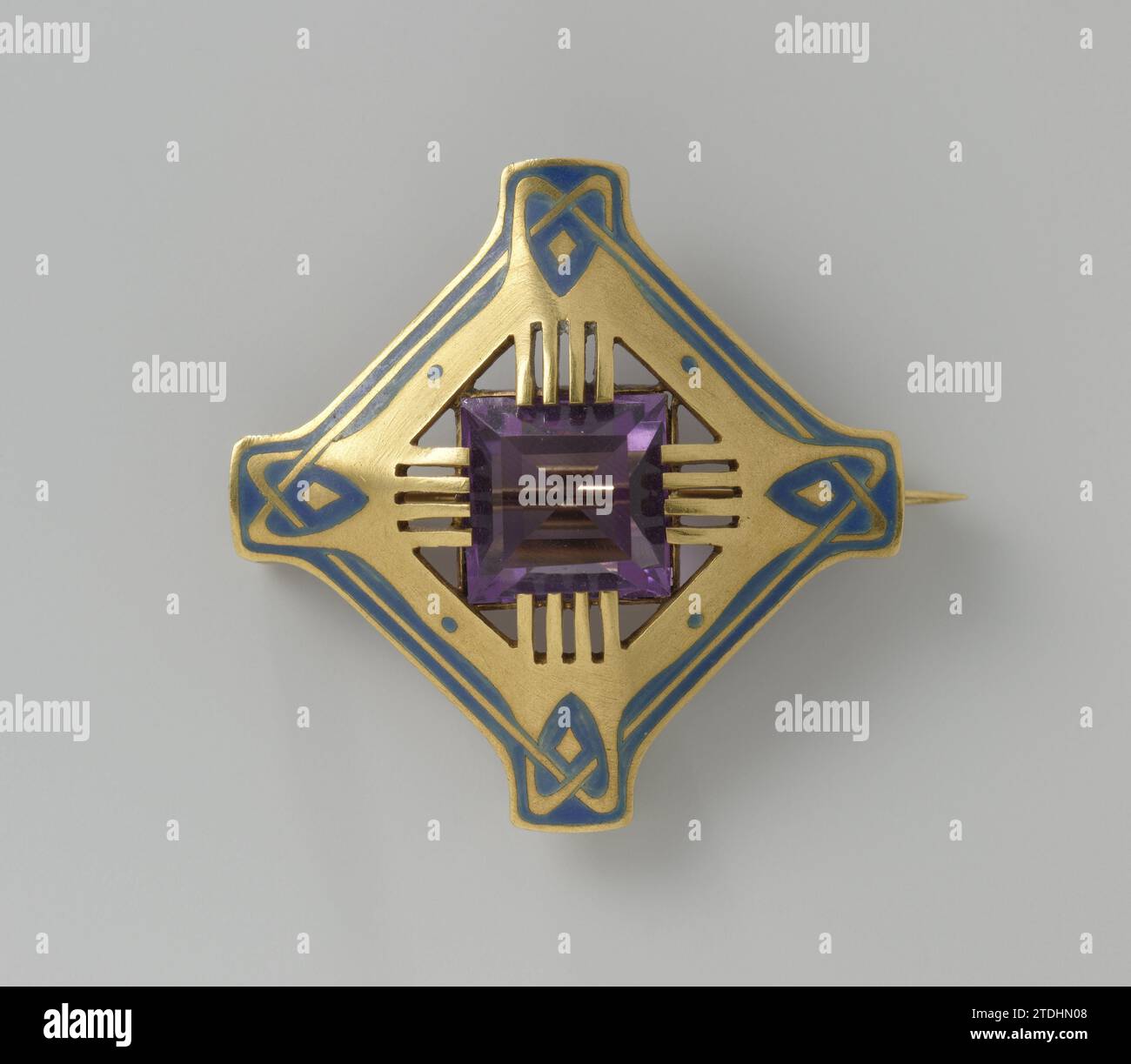 Broche, Lodewijk Willem van Kooten (II), c. 1908 - c. 1911 broche de courrier électronique doré et bleu, avec une améthyste. Amsterdam Gold (métal). améthyste (minéral). Broche d'email or et bleu, avec une améthyste. Amsterdam Gold (métal). améthyste (minéral). Banque D'Images